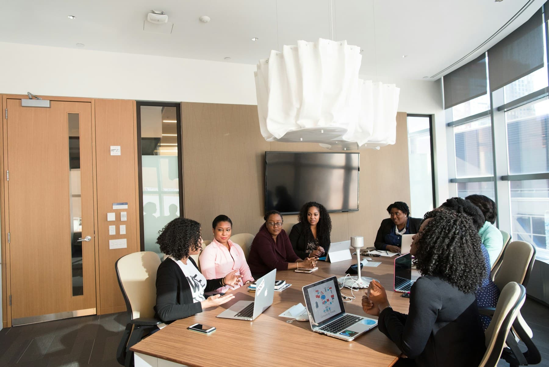 Professionnels africains réunis autour d’une table de travail