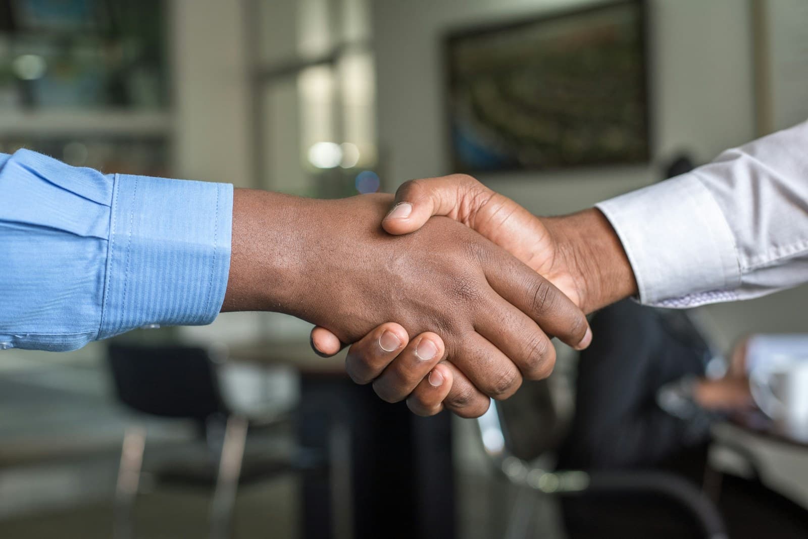Deux professionnels concluant un accord de partenariat
